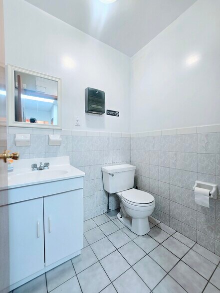 More Photos Of 3018 31st Ave, Astoria Storefront Retail Residential For Lease