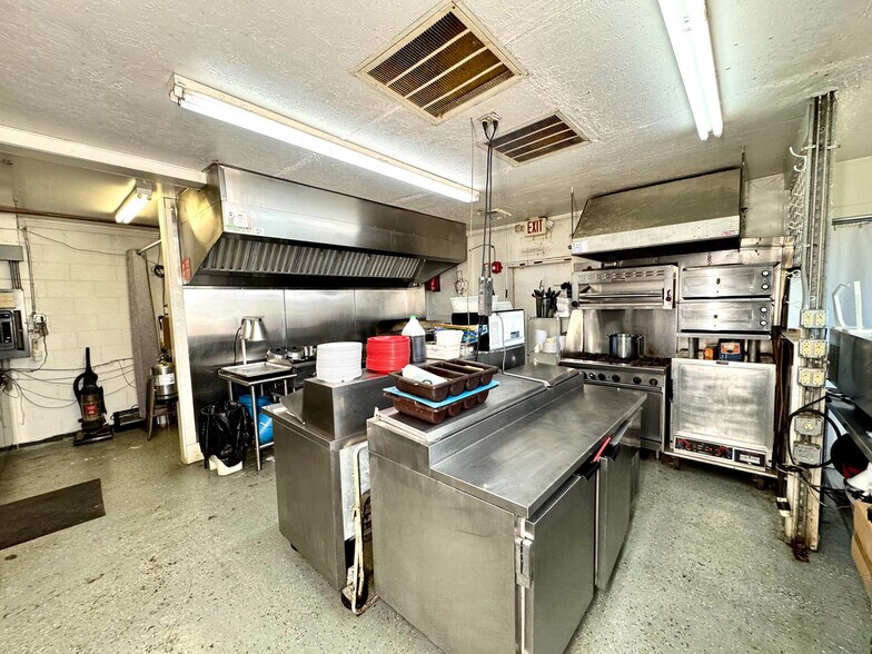 More Photos Of 19510 Leatherwood Rd, Salesville Freestanding For Sale