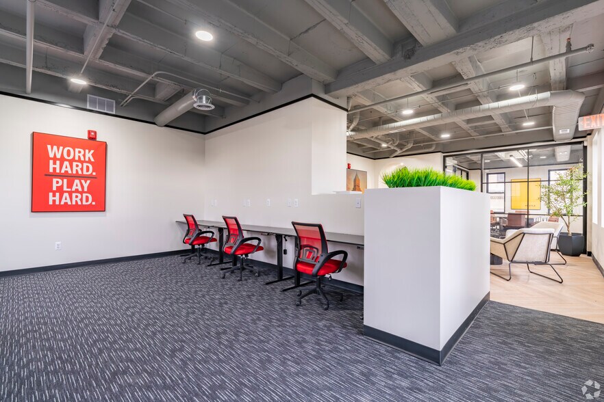 More Photos Of 28 N Saginaw St, Pontiac Office For Lease