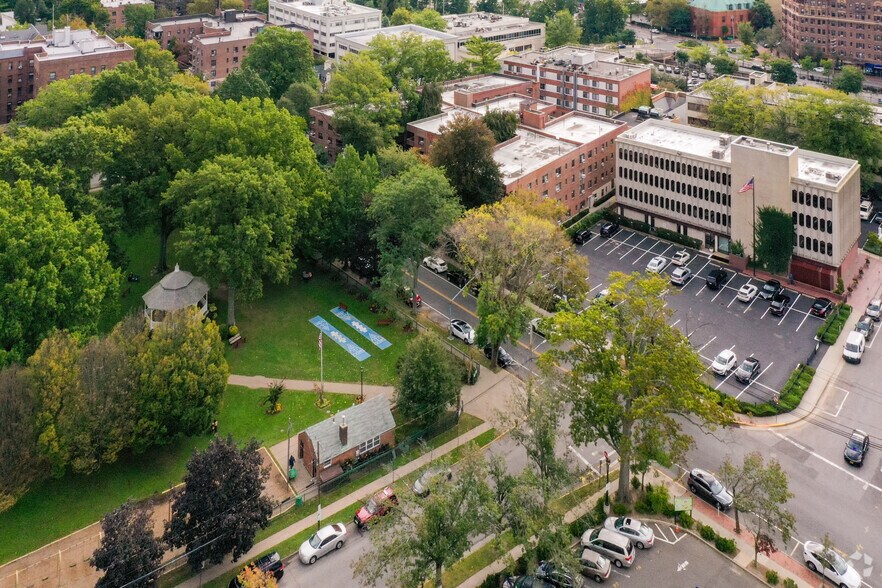 More Photos Of 9 Park Pl, Great Neck Office For Lease