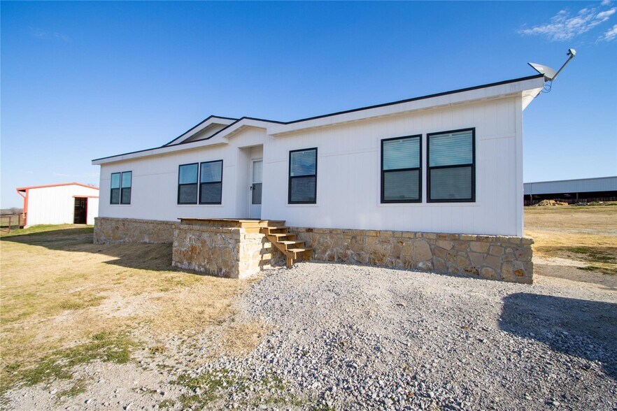 More Photos Of 7206 S FM 51, Boyd Veterinarian Kennel For Sale