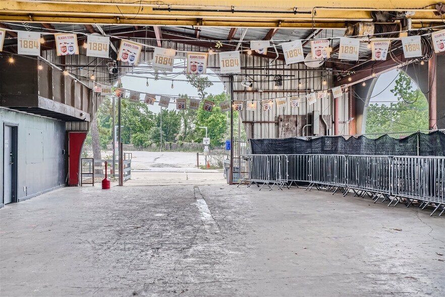 More Photos Of 310 North St, Houston Bar For Lease