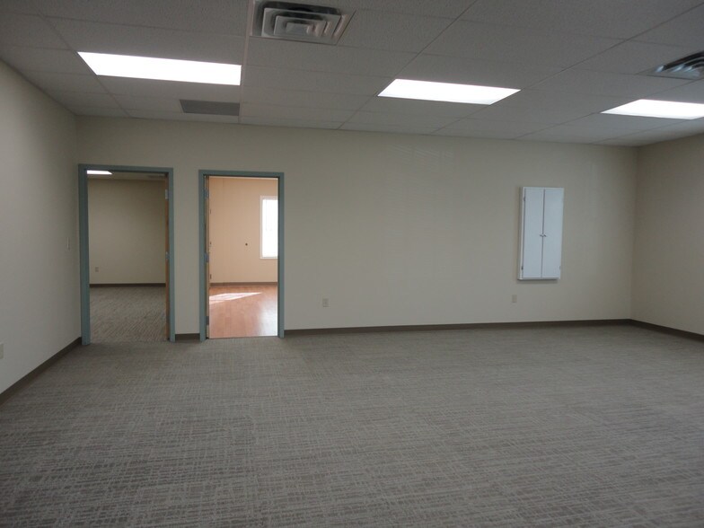 More Photos Of 200 Mountain Rd, Farmington Office For Lease