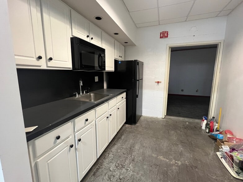 More Photos Of 111 Lafayette Ave, White Plains Warehouse For Lease