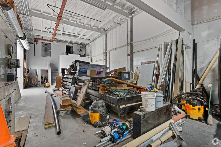 More Photos Of 320 Hillcrest Rd, Hollister Showroom For Sale