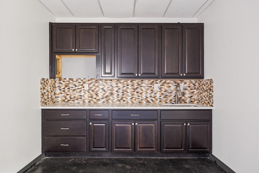 More Photos Of 4748 Algiers St, Dallas Showroom For Lease