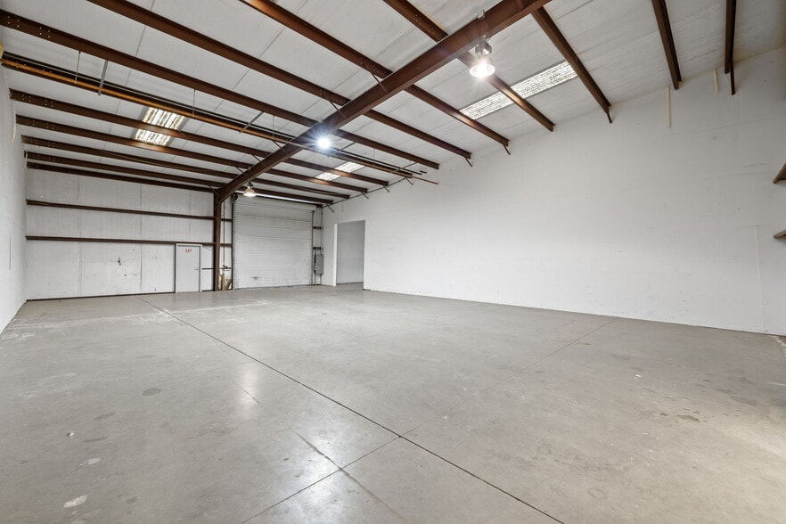 More Photos Of 2550 E Belle Ter, Bakersfield Manufacturing For Lease