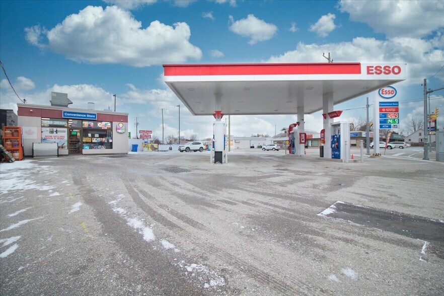 More Photos Of 410 Queen St, Chatham Service Station For Sale