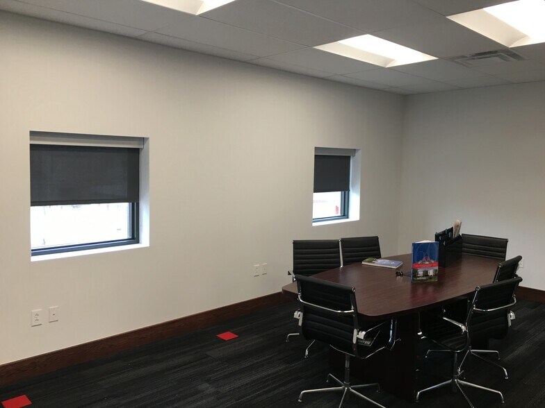 More Photos Of 23 W Pike St, Houston Storefront Retail Office For Lease