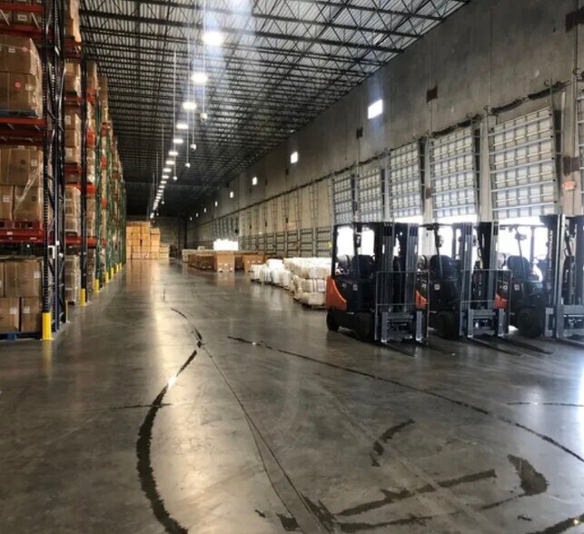 More Photos Of 15002 NW 107th Ave, Hialeah Gardens Distribution For Lease
