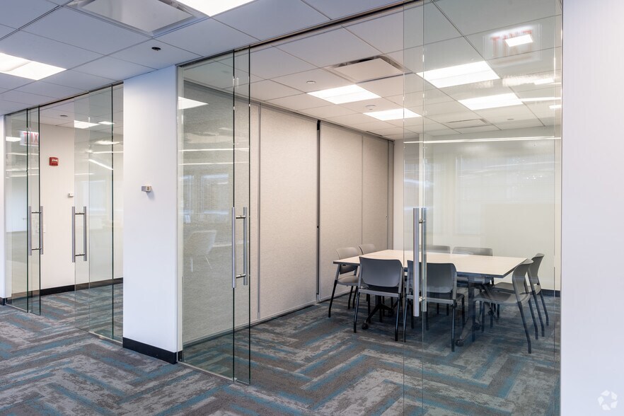 More Photos Of 321 N Clark St, Chicago Office For Sale