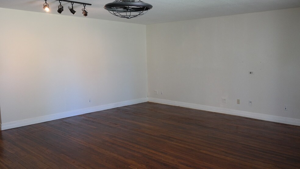 More Photos Of 1105 N Meyer Rd, Seabrook Office For Sale