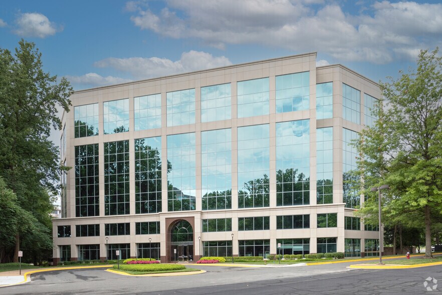 More Photos Of 3130 Fairview Park Dr, Falls Church Office For Lease
