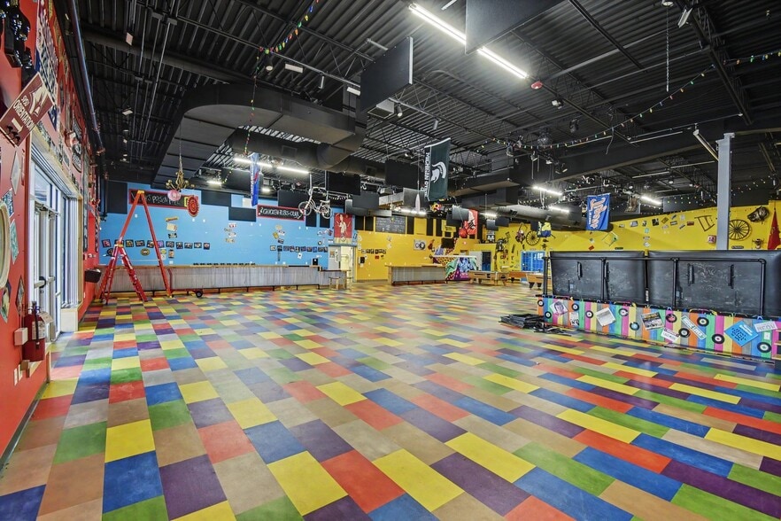 More Photos Of 8845 Gratiot Rd, Saginaw Freestanding For Lease