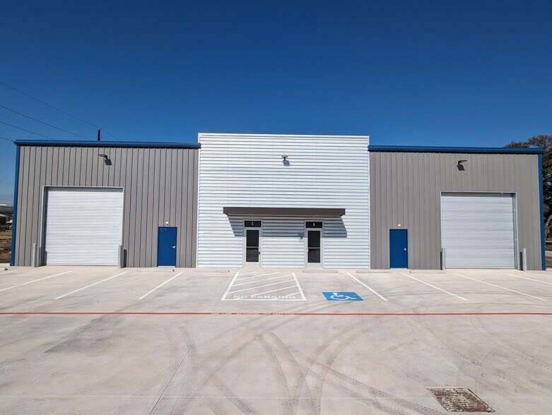 More Photos Of 16311-16315 Dundee Rd, Cypress Warehouse For Lease