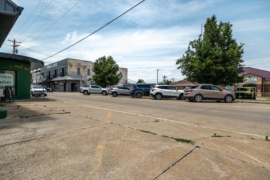 More Photos Of 119 N Jackson St, Perryville General Retail For Sale