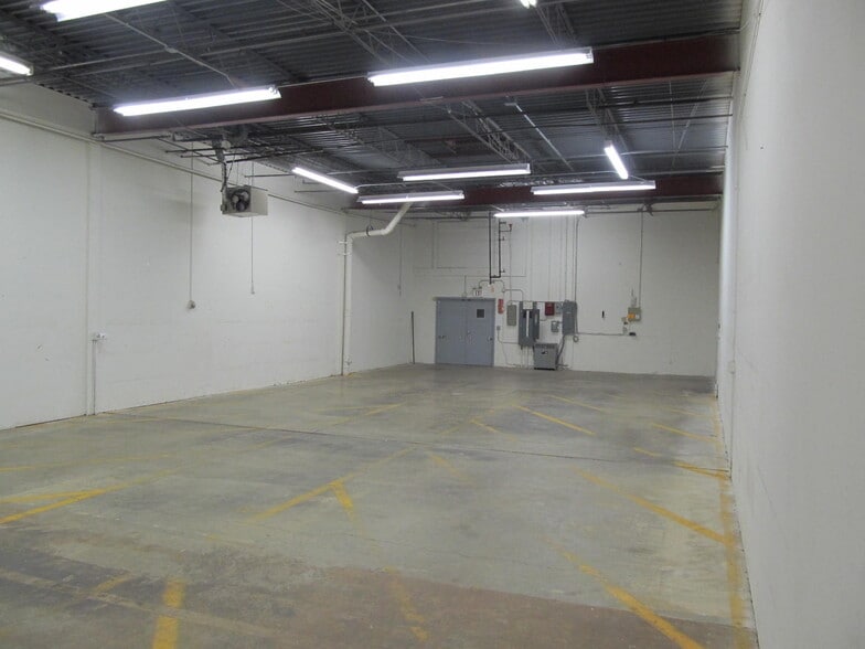 More Photos Of 500-540 W 5th Ave, Naperville Showroom For Lease