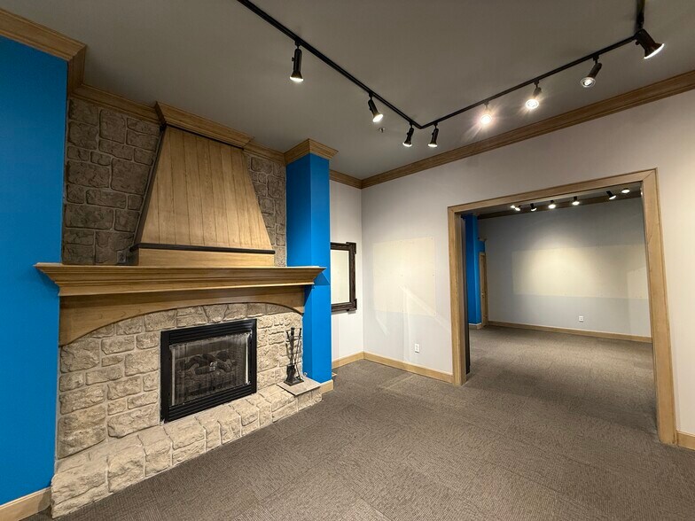 More Photos Of 207 SE Third St, Lee's Summit General Retail For Lease