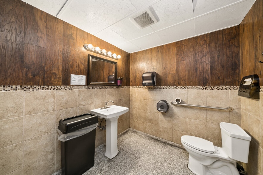 More Photos Of 2015 1st St, Tillamook General Retail For Sale