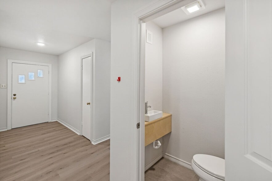 More Photos Of 1031 Talley Rd, San Antonio Office For Sale