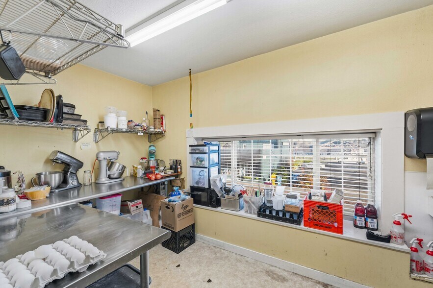 More Photos Of 171 S Broadway, Coos Bay General Retail For Sale