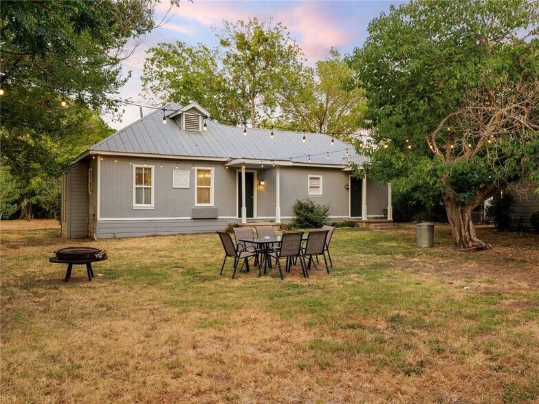 More Photos Of 915 E Cameron Ave, Rockdale Hotel For Sale