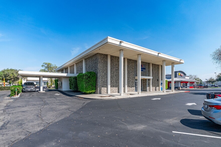 More Photos Of 890 W Lacey Blvd, Hanford Bank For Sale