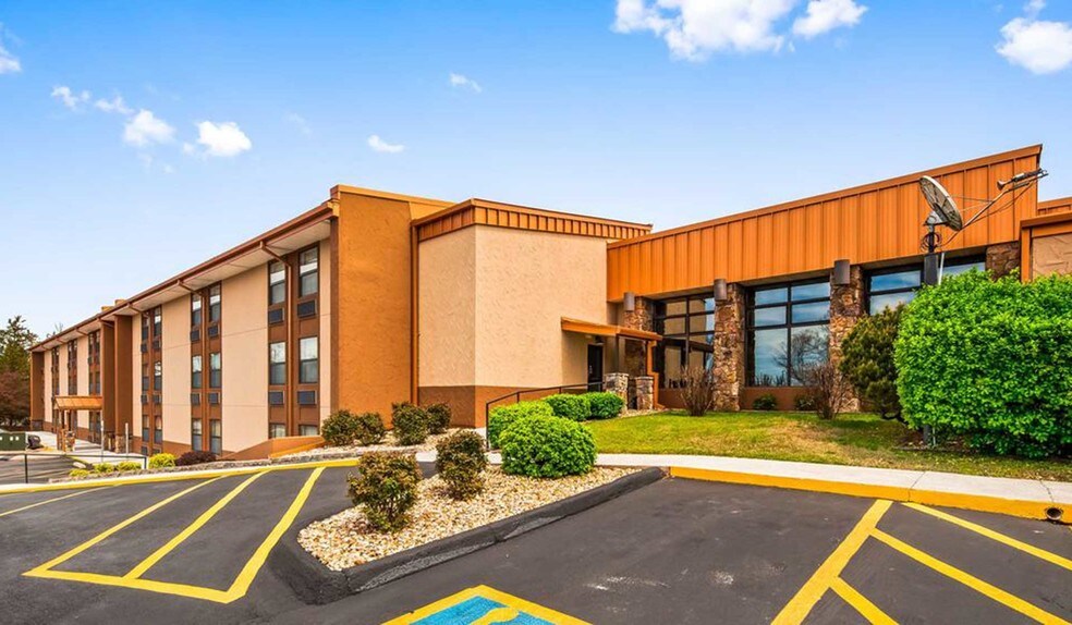 More Photos Of 3215 W 76 Country Blvd, Branson Hotel For Sale