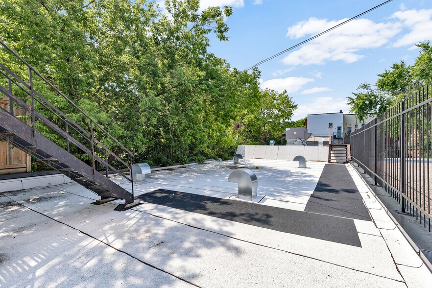 More Photos Of 5220 Av Du Parc, Montréal Office For Sale