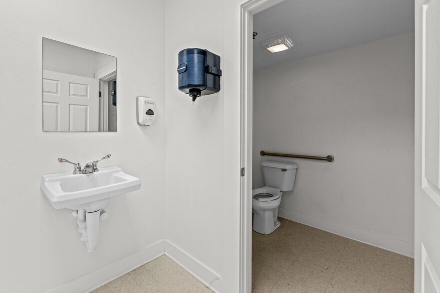 More Photos Of 738 E Main St, Belhaven Hotel For Sale