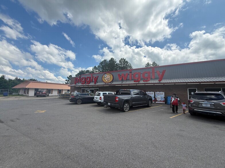 Primary Photo Of 2003 N Pine Ave, Heidelberg General Retail For Lease