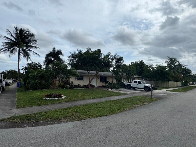 More Photos Of 2200 SW 42nd Ave, Fort Lauderdale Multifamily For Sale