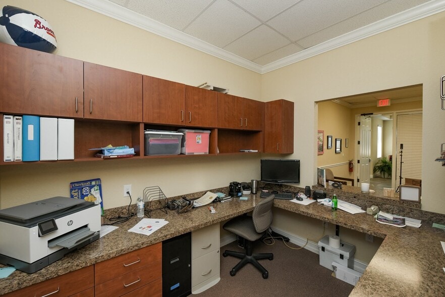 More Photos Of 5920 Pan American Blvd, North Port Medical For Lease