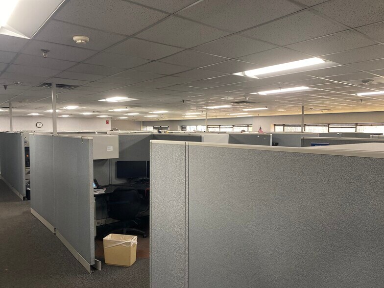 More Photos Of 79 Monroe St, Amesbury Manufacturing For Sale