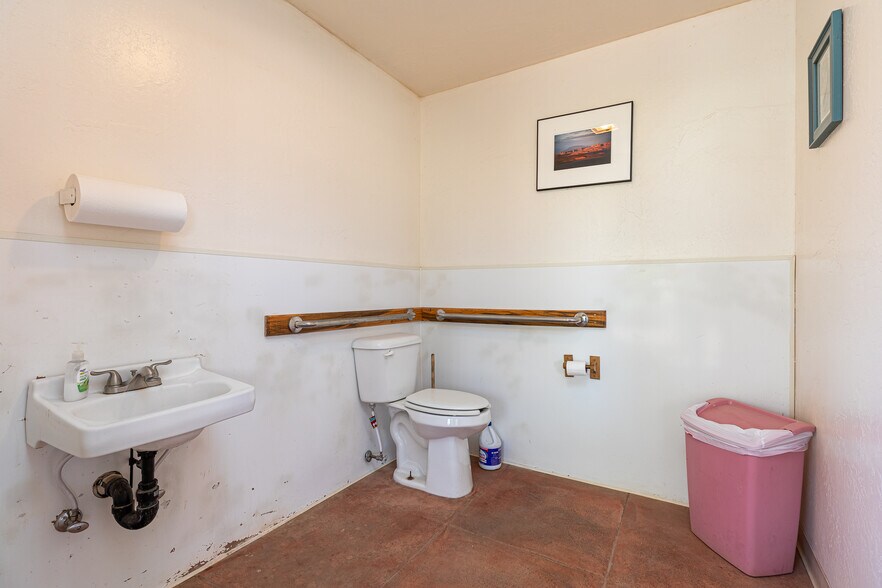 More Photos Of 2040 Long Rd Cyn, Kanab Freestanding For Sale