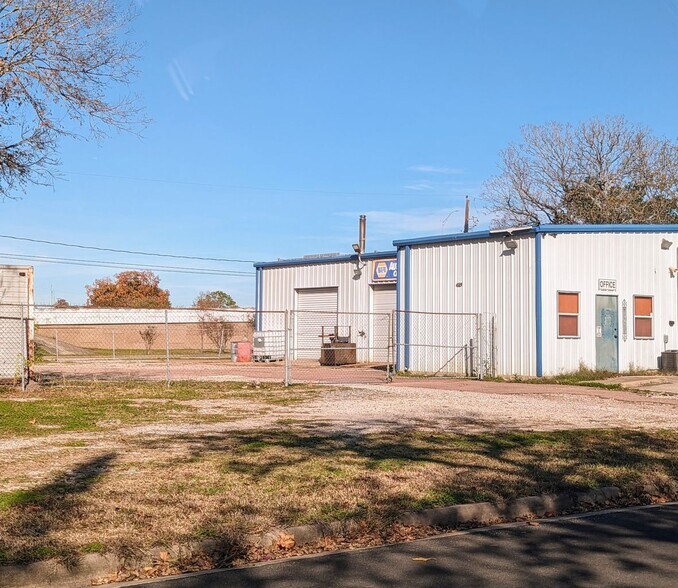 More Photos Of 108 Schilling St, Baytown Warehouse For Lease