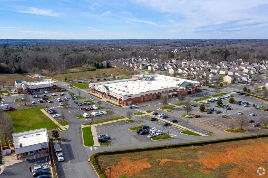 More Photos Of 5706 Wyalong Dr, Charlotte Storefront For Lease