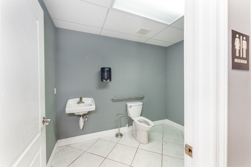 More Photos Of 1501 Sarasota Center Blvd, Sarasota Warehouse For Lease