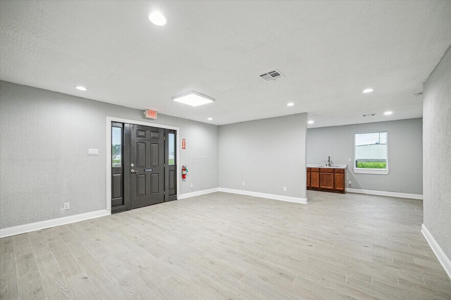 More Photos Of 28011 High Meadow Rd, Tomball Office Residential For Lease