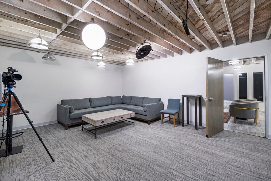 More Photos Of 5723 Melrose Ave, Los Angeles Office For Lease