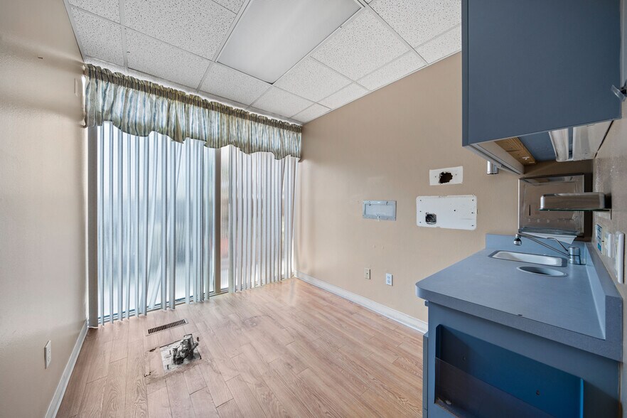 More Photos Of 903 N San Fernando Blvd, Burbank Storefront Retail Office For Sale