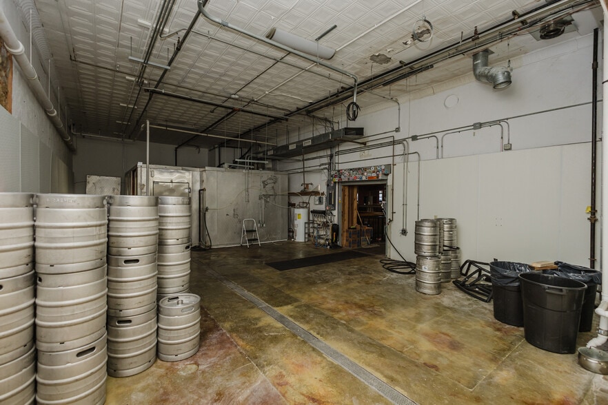 More Photos Of 830 N Kansas Ave, Topeka Bar For Sale