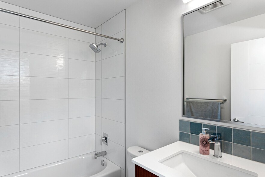 More Photos Of 4270 NE 50th St, Seattle Apartments For Sale
