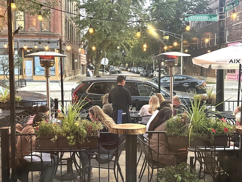 More Photos Of 1928 W Division St, Chicago Storefront Retail Residential For Lease