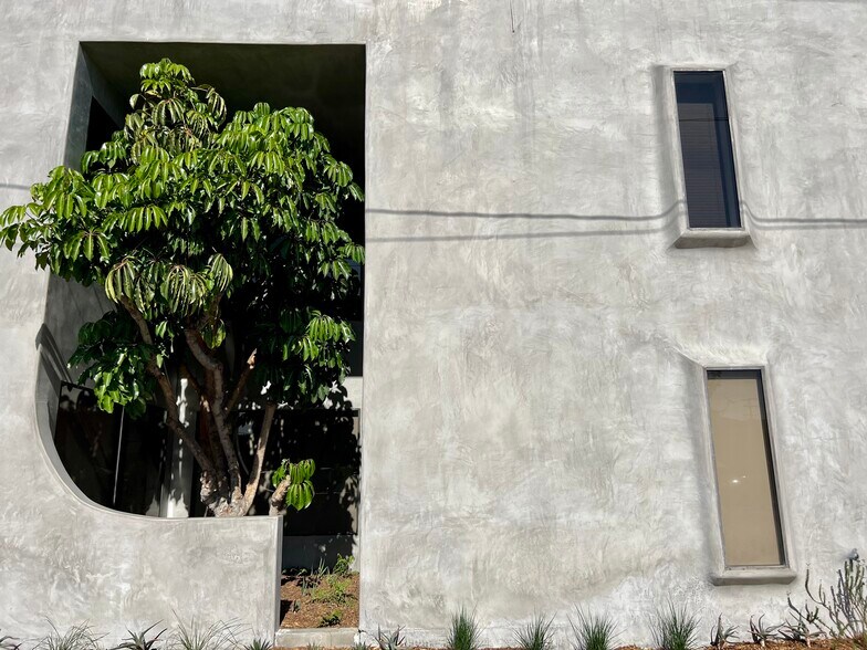 More Photos Of 4425 W Riverside Dr, Burbank Office For Lease