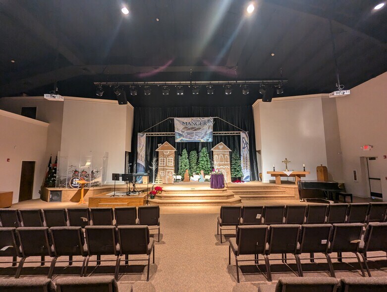 More Photos Of 5315 N Twin City Hwy, Nederland Warehouse For Sale