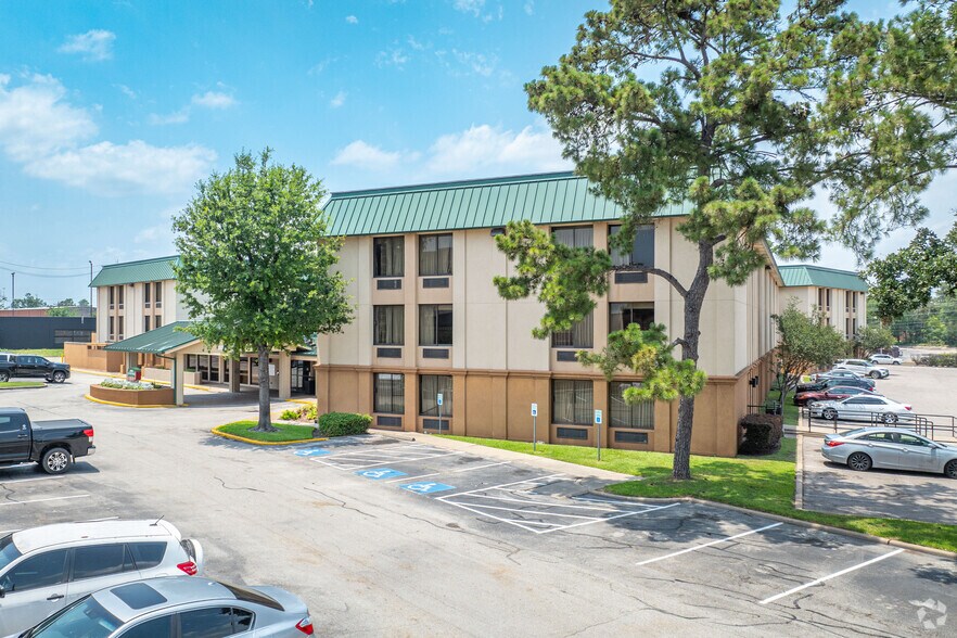 More Photos Of 2504 North Loop W, Houston Hotel For Sale