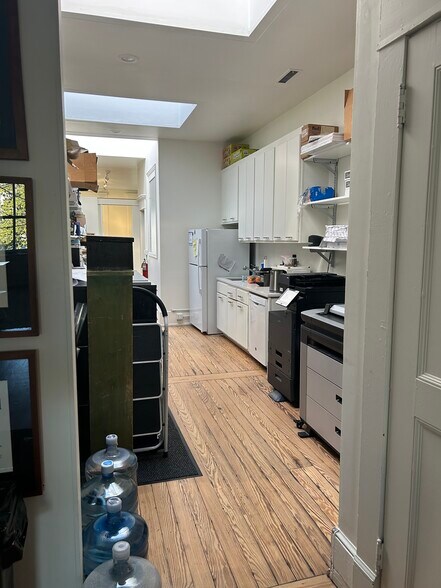 More Photos Of 302 King St, Charleston Storefront Retail Office For Lease