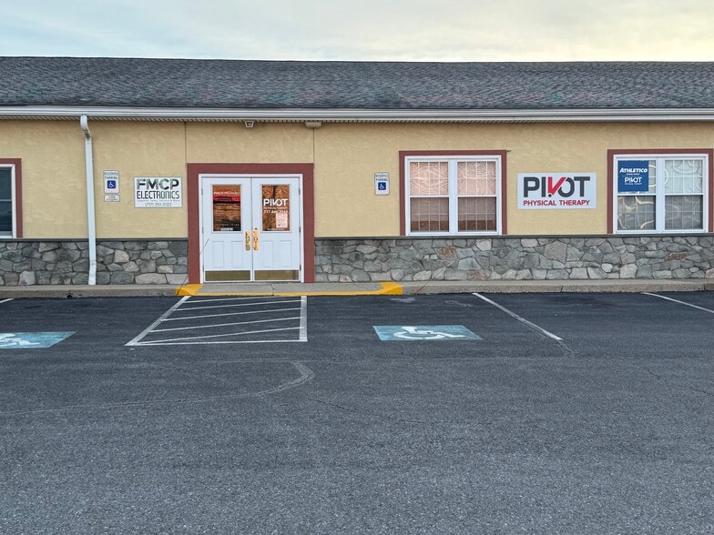 More Photos Of 684 W Main St, New Holland Office For Lease