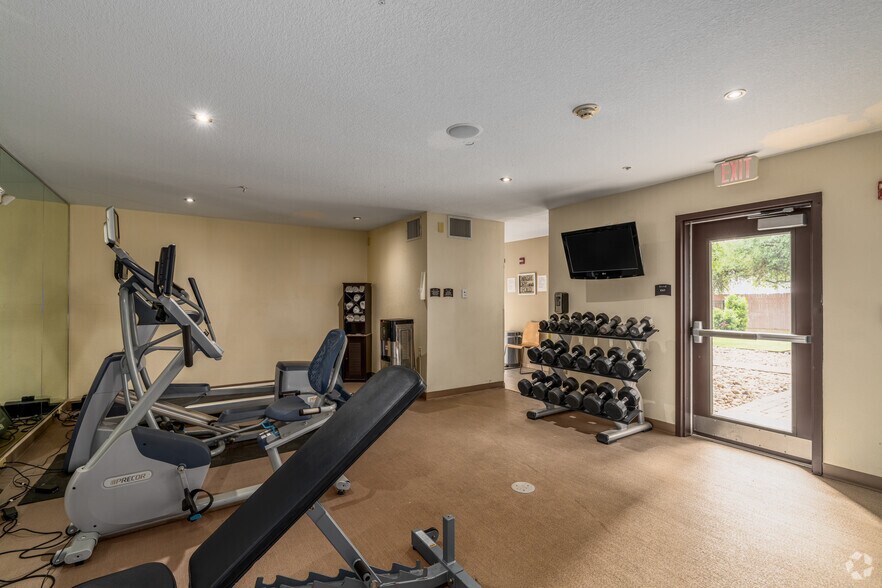 More Photos Of 520 I-35, Round Rock Hotel For Sale